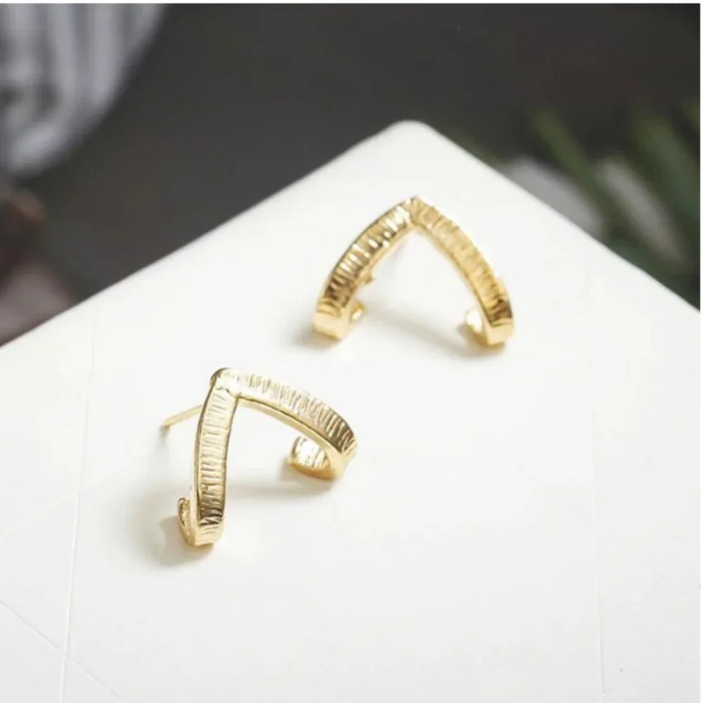 Triangular Wrap Stud Geometric Minimalist Earring - Picture 3 of 4